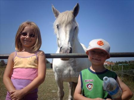 Justine ( ma tiote soeur) hermine ( le cheval de clair marais) et maxime ( mon ptit couzin)